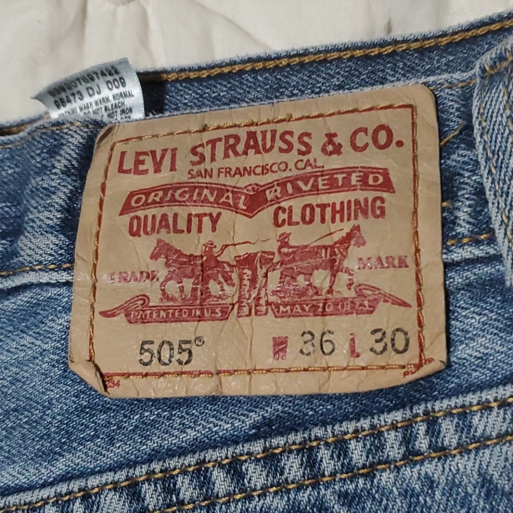 Distressed Levi's 505 - Picture 2 of 8